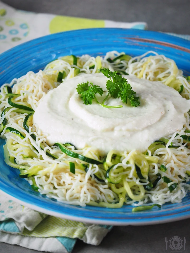 Keto spaghetti Alfredo z kalafiora (Paleo, LowCarb, Wege)