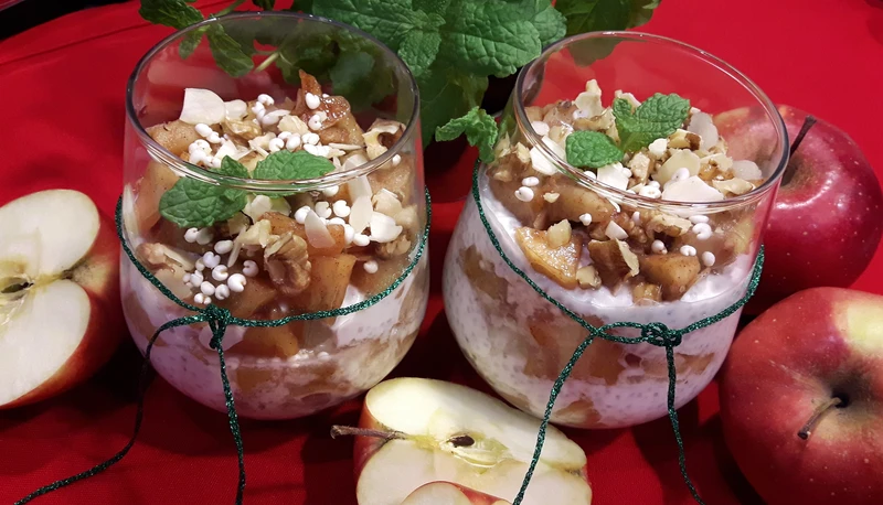 JOGURTOWY PUDDING CHIA Z PRAŻONYMI JABŁKAMI