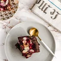 Proste brownie z malinami i masłem migdałowym