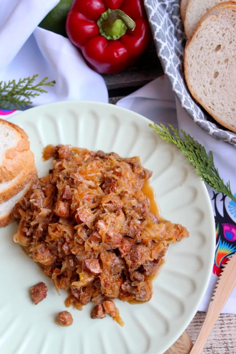 Bigos z białej i kiszonej kapusty