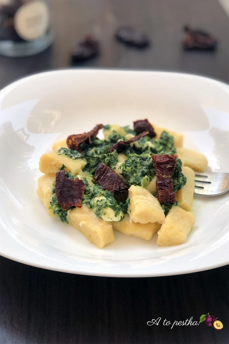 Domowe gnocchi w sosie szpinakowym z fetą