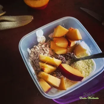 PYSZNY LUNCHBOX - OWOCE, JOGURT I INNE