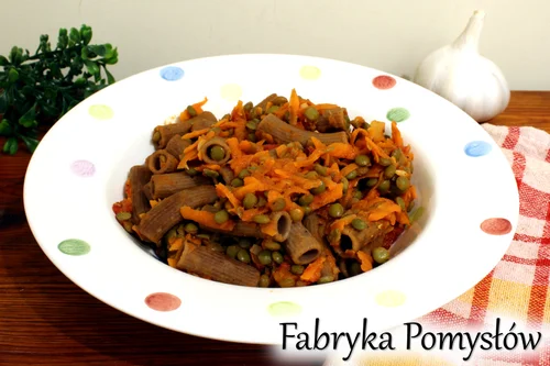 Makaron z soczewicą i marchewką w sosie pomidorowym