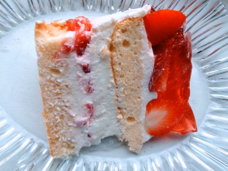 Tort śmietankowo-jogurtowy z truskawkami