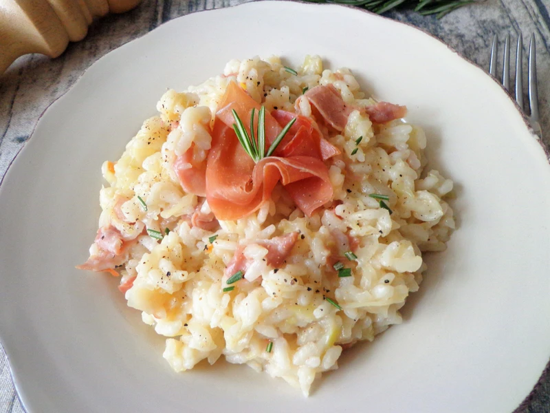 Risotto z kapustą włoską i szynką parmeńską