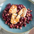 Sałatka z burakami, ciecierzycą, soczewicą i serem halloumi