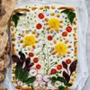 Focaccia z jadalnymi roślinami