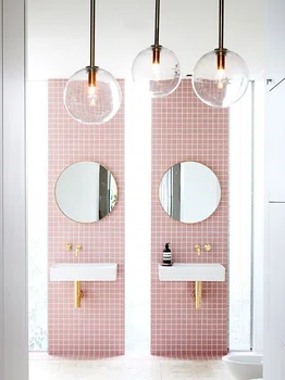 Różowa mozaika na ścianach łazienki