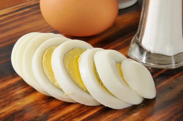 Zdjęcie Jak uzyskać idealnie umiejscowione żółtko w ugotowanym jajku? Ten wielkanocny trik sprawi, że jajko będzie jak z obrazka! #1