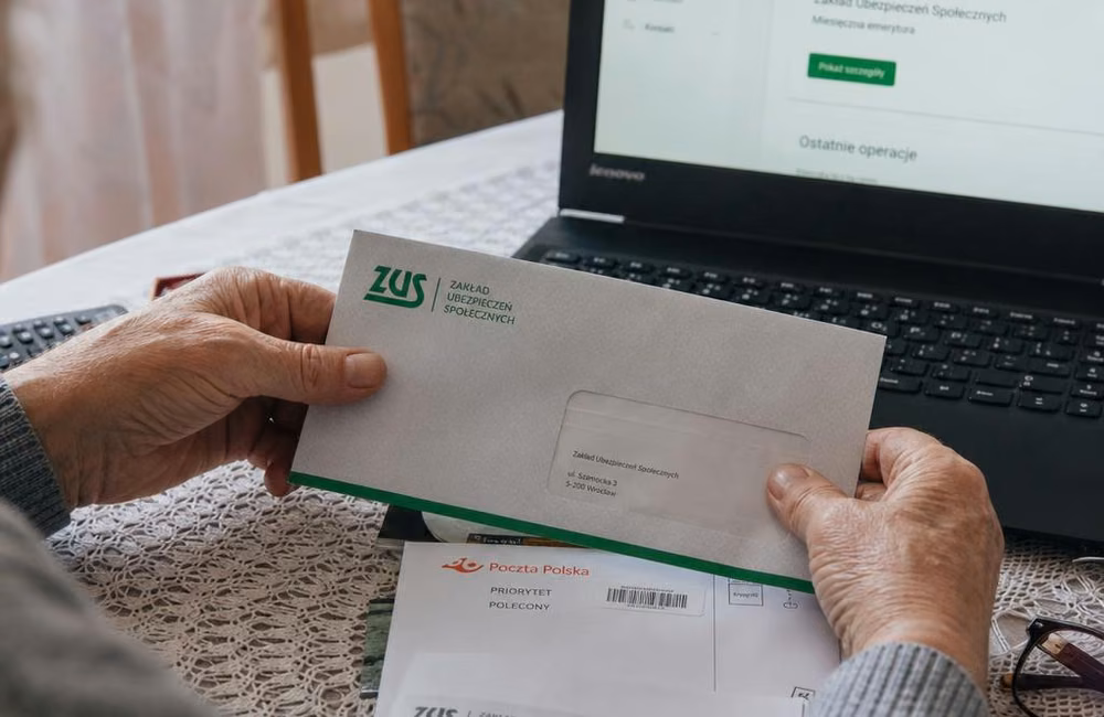 ZUS: wcześniejsze wypłaty emerytur i rent przed 1 i 15 sierpnia 2026 — terminy doręczeń
