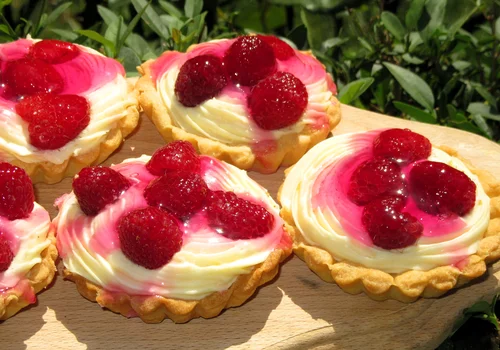 TARTALETKI Z KREMEM I MALINAMI , przepis na pyszne babeczki/mini tarty (super ciasto na korpusy )+FILM