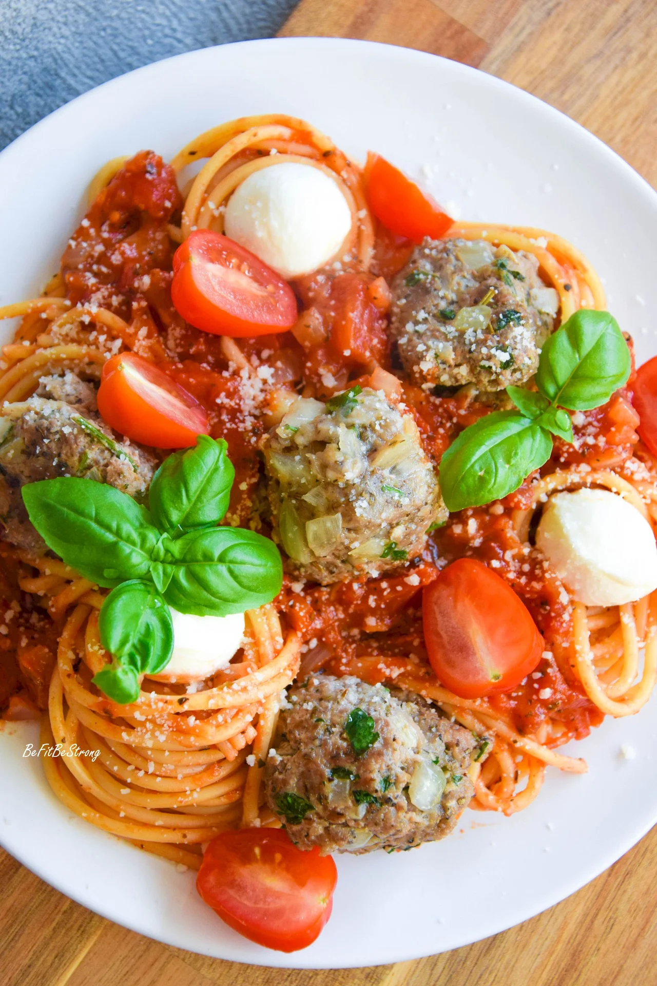 Spaghetti w sosie pomidorowym z pulpetami