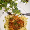 Penne z kurczakiem w sosie pomidorowo-pieczarkowym