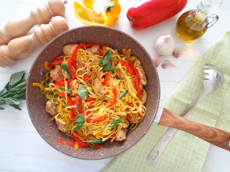 Ziołowe tagliatelle z indykiem i papryką