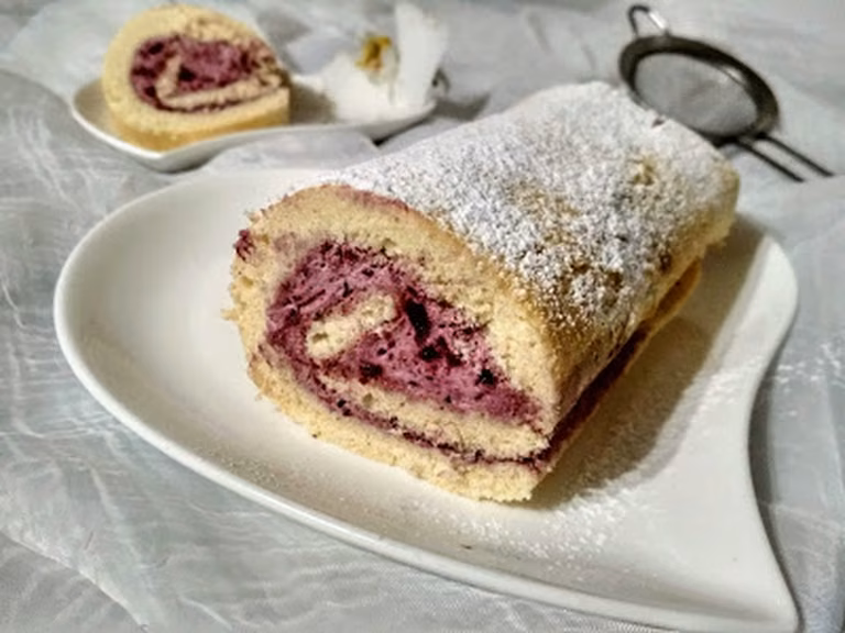Rolada biszkoptowa z kremem porzeczkowym
