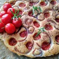 Focaccia z pomidorami koktajlowymi i cebulką czerwoną