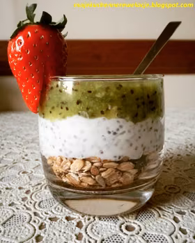Chia pudding z musli i musem kiwi - 260 kcal