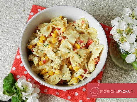 Makaronowa sałatka z kurczakiem