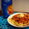 Makaron pióra z sosem bolognese