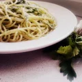 Spaghetti z pesto pietruszkowo-czosnkowym