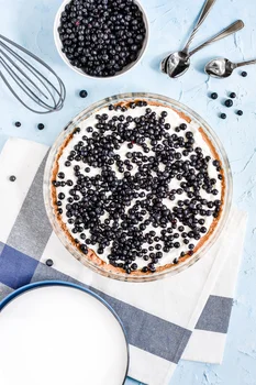 Tarta z bitą śmietaną i jagodami