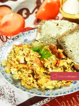 Jajecznica na cebulce z dodatkami