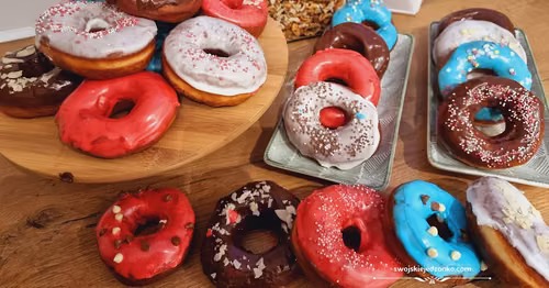 Amerykańskie donuts z lukrem