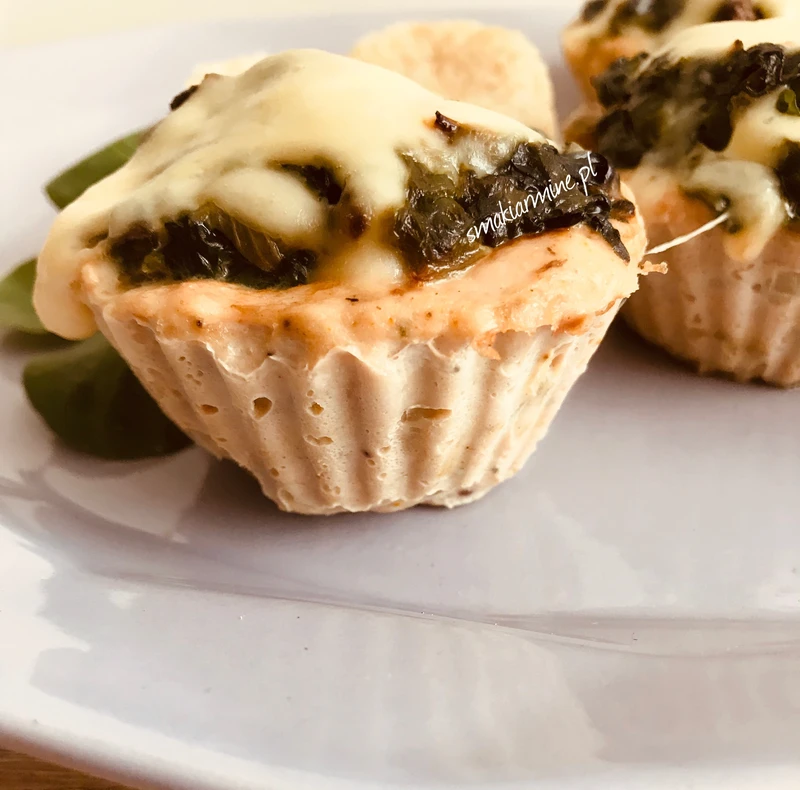 Muffiny drobiowe ze szpinakiem zapieczone z serem