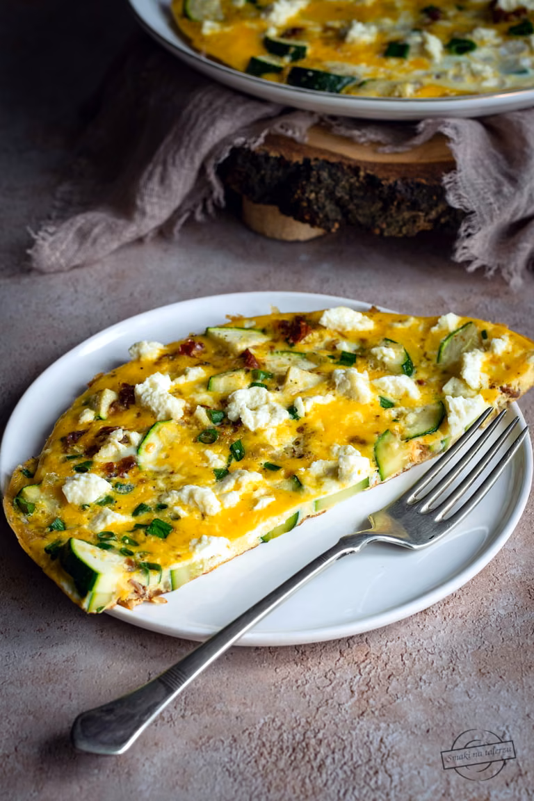Omlet z cukinią i serem feta