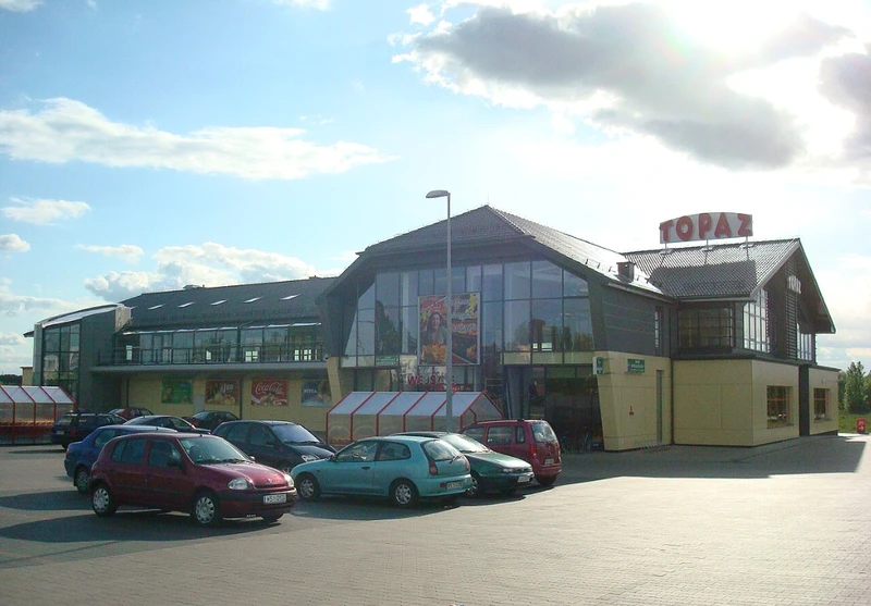 Zaskakujący sposób znanej sieci na ominięcie zakazu handlu! Na wejściu rozstawiono bieżnie i trampoliny
