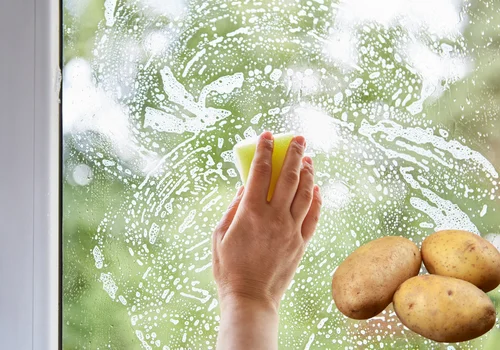 Magiczny sposób na idealnie czyste okna? Użyj ziemniaka i zobacz efekt, który cię zaskoczy!