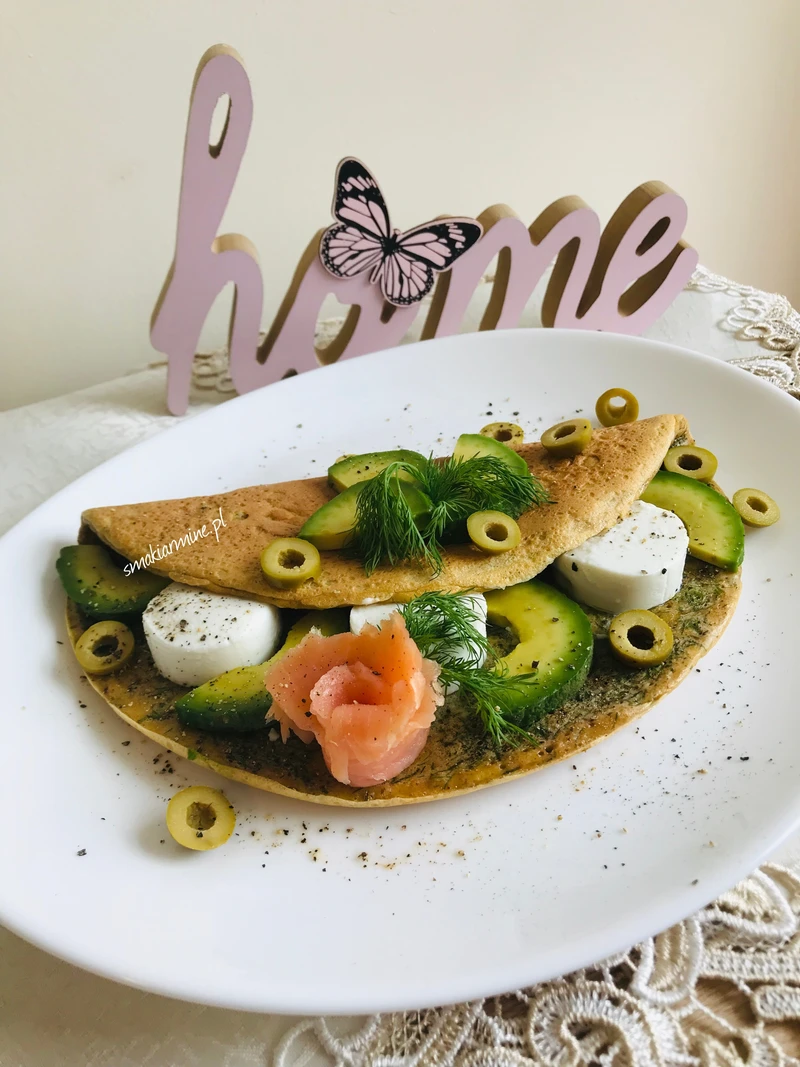 Omlet kukurydziano- koperkowy z oliwkami z kozim serem i awokado