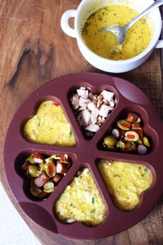 Śniadaniowe muffiny jajeczno-serowe z dodatkami