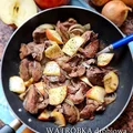 Wątróbka z jabłkiem, cebulą i majerankiem