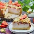 Ciasto z malinową pianką jogurtową i truskawkami