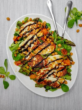 Sałatka ze szparagami, ciecierzycą i serem halloumi