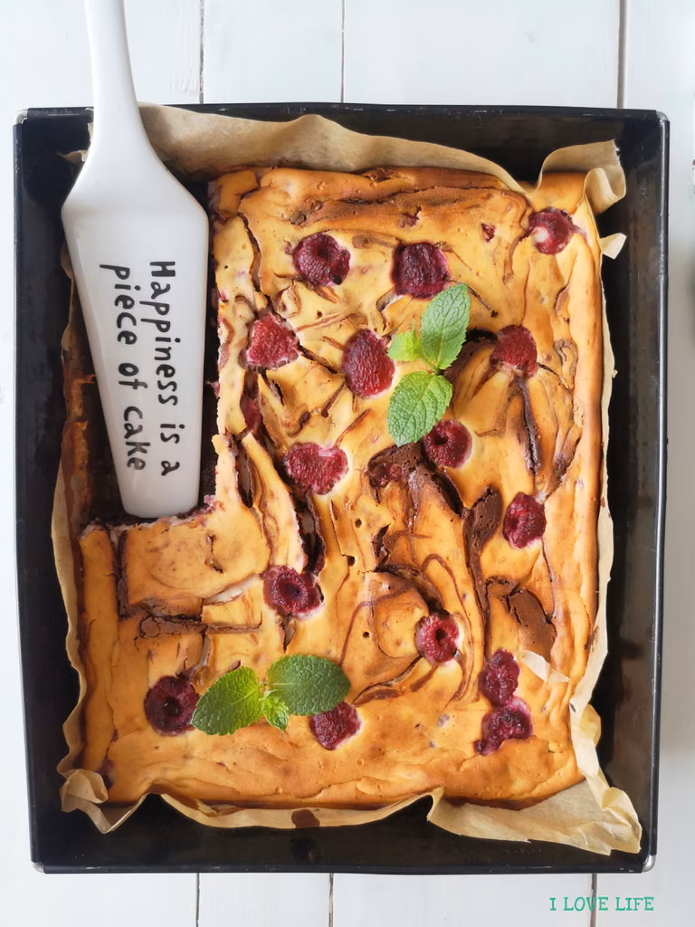 Malinowy sernik z brownie