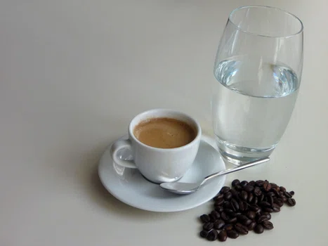 Dlaczego kawę podaje się często ze szklanka czystej wody?