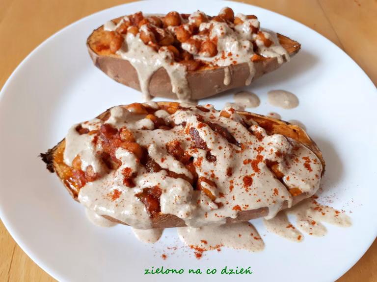 Bataty zapiekane z ciecierzycą i batatowy hummus