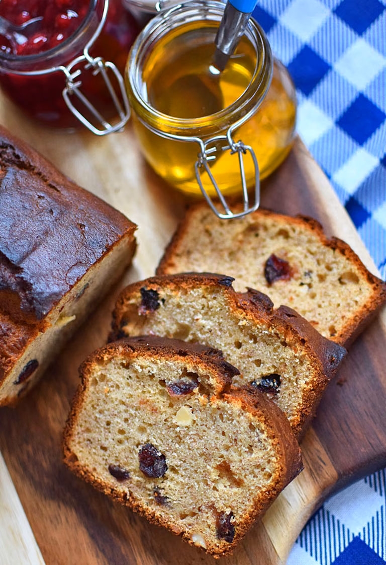 Chlebek bananowy z żurawiną i nerkowcami
