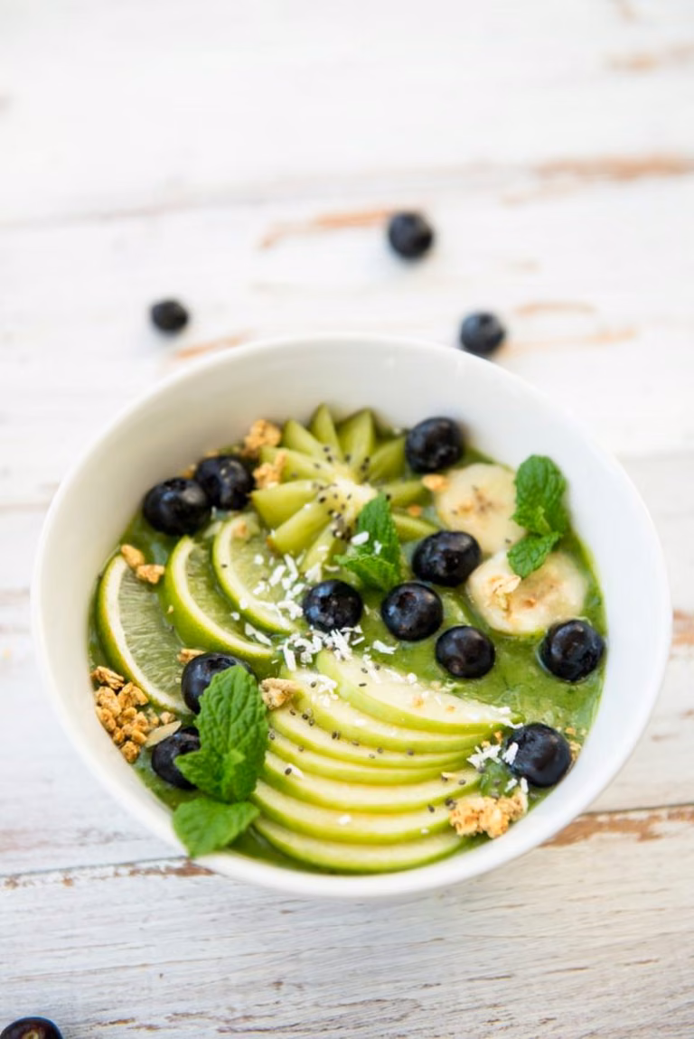 Zielone smoothie bowl z owocami