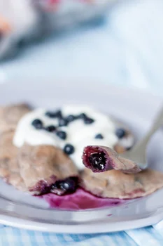 Orkiszowe pierogi z jagodami bez cukru i jajek – wegańskie razowe ciasto na pierogi