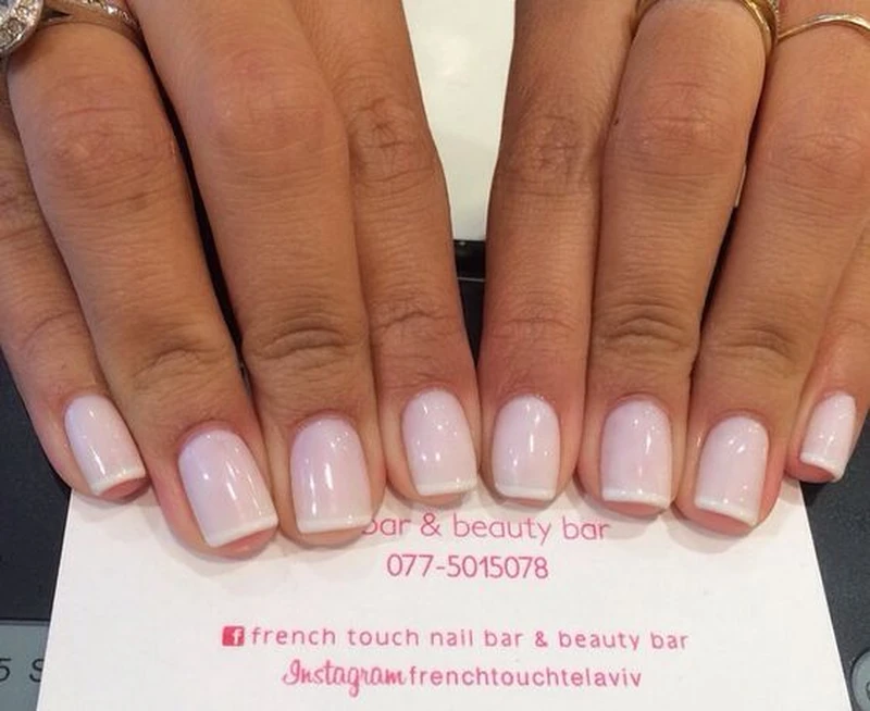 Francuski manicure na kwadratowych paznokciach