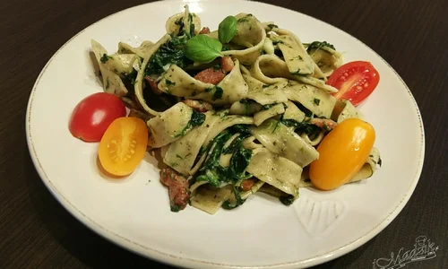 Tagliatelle ze szpinakiem i boczkiem