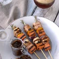 Szaszłyki z batatów, halloumi i szynki szwarcwaldzkiej z sosem z wędzonych śliwek