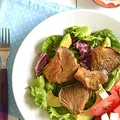 Sałata z pieczonymi boczniakami i awokado w stylu fit