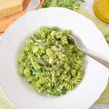 Makaron ze szparagami i pesto z rukoli