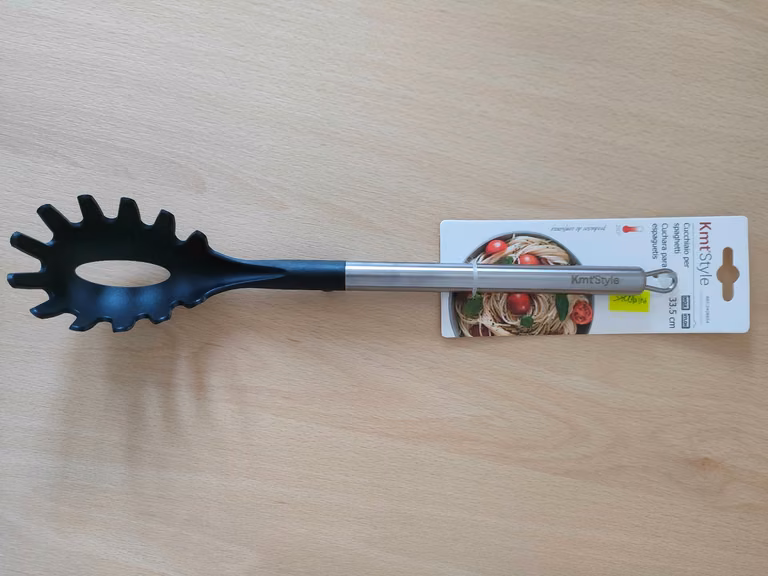 Łyżka do spaghetti wycofana ze sklepów – rakotwórcze aminy w Twojej kuchni?