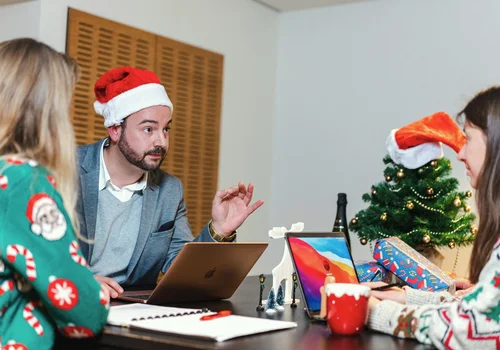 Nawet 1450 zł dla na święta! Pracownicy z tych miast otrzymają najwyższe "karpiowe", inni nie dostaną wcale