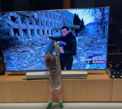 Wojciech Bojanowski opublikował wideo z rocznym synkiem.  Syn rozpoznaje go na ekranie telewizora.